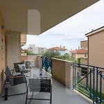 Apartment Homiday - Bay Village Pineto