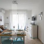 Homiday - Bay Village Apartment *