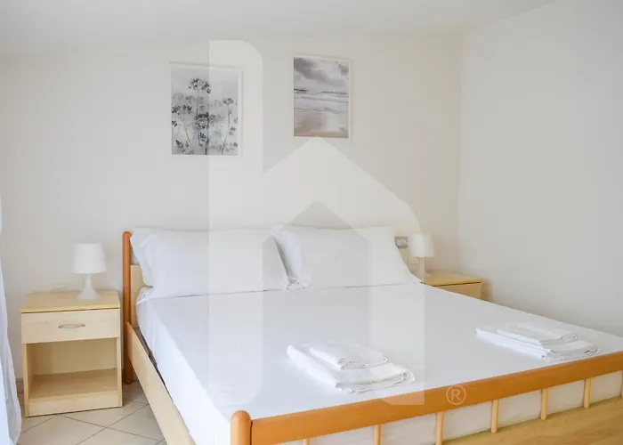 Homiday - Bay Village Apartman